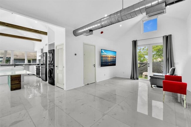 Building Photo - 394 SE 5th Ave