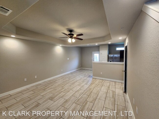 Building Photo - 3 br, 2.5 bath House - 8426 VIA VERONA #104