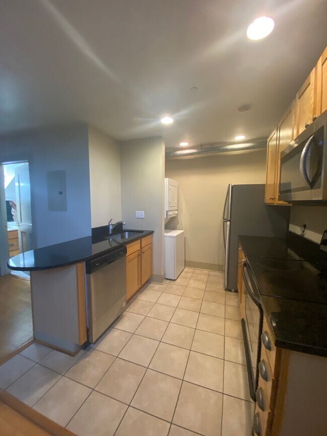 Building Photo - Beautiful 1 Bedroom Loft Apartment with Bo...
