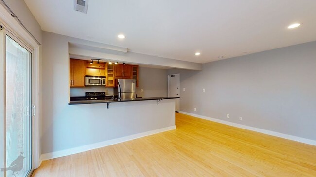 Building Photo - 1384 Bryant St NE