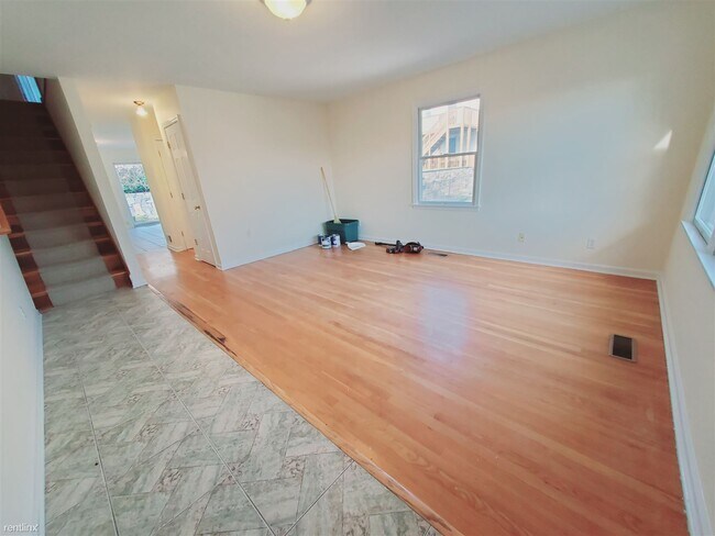 Building Photo - 3 br, 1.5 bath Townhome - 42 Keith St Apt 2