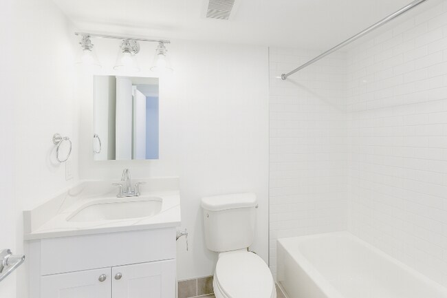 Foto del edificio - 4465 MacArthur Blvd NW