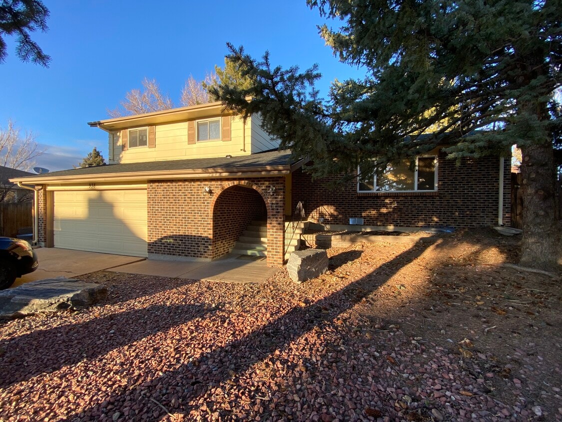 2200 sq ft house in Lone Tree, near Park meadows, and Sky Ridge hospital. Private yard, 4 parking spaces - 938 Mercury Cir