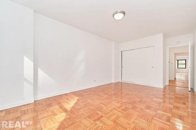 Building Photo - 412 E 55th St