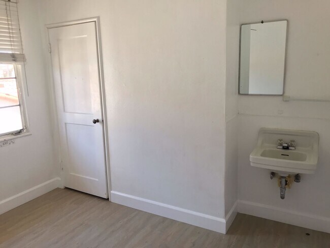 Foto del edificio - Room in an old convent