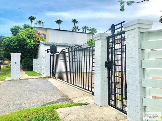 Foto del edificio - 322 McFadden Dr