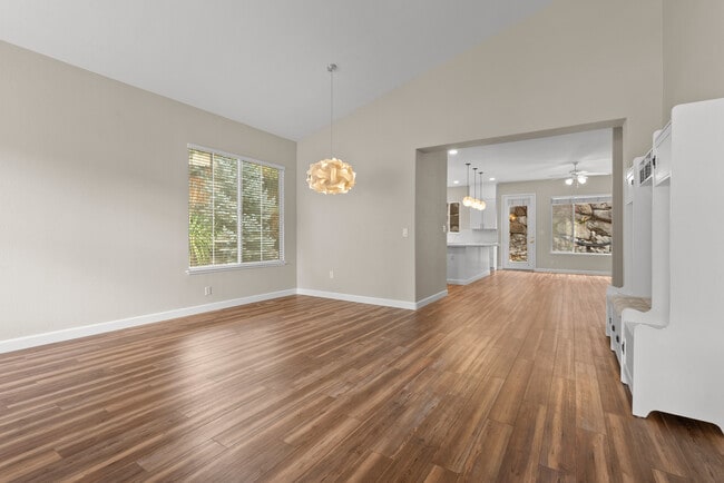 Building Photo - 2720 Avenida De Landa