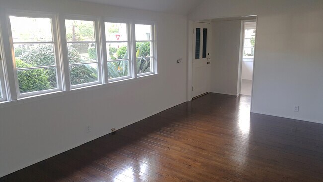 Building Photo - 8533 Rosewood Ave