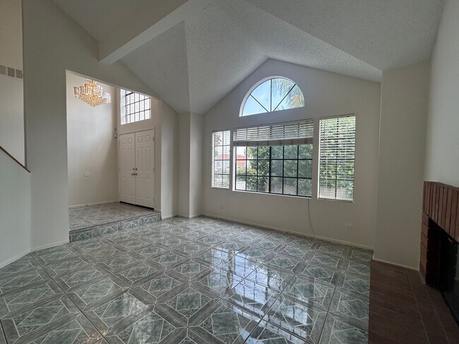 Building Photo - Spacious 4 Bedroom, 3 Bathroom Home in Rec...