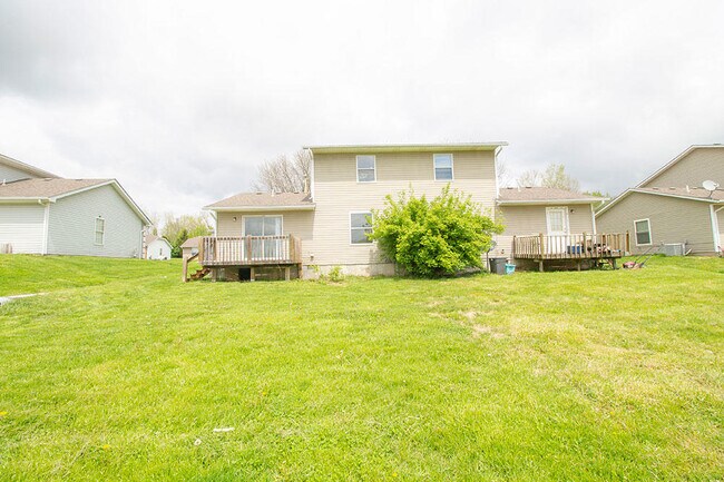 Building Photo - 662 Country Squire Ct