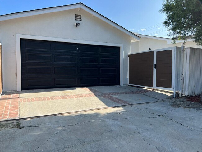Building Photo - 6901 Variel Ave