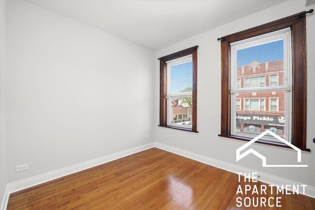 Foto del edificio - 3050 N Milwaukee Ave