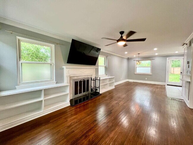Building Photo - Welcome home to this charming house located near the heart of Charlotte, NC.