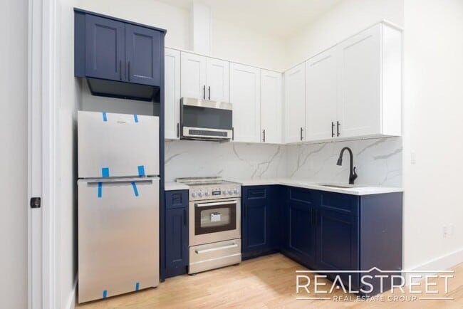 Building Photo - Brand New 4 Bed, 2 Bath with In-Unit Laund...