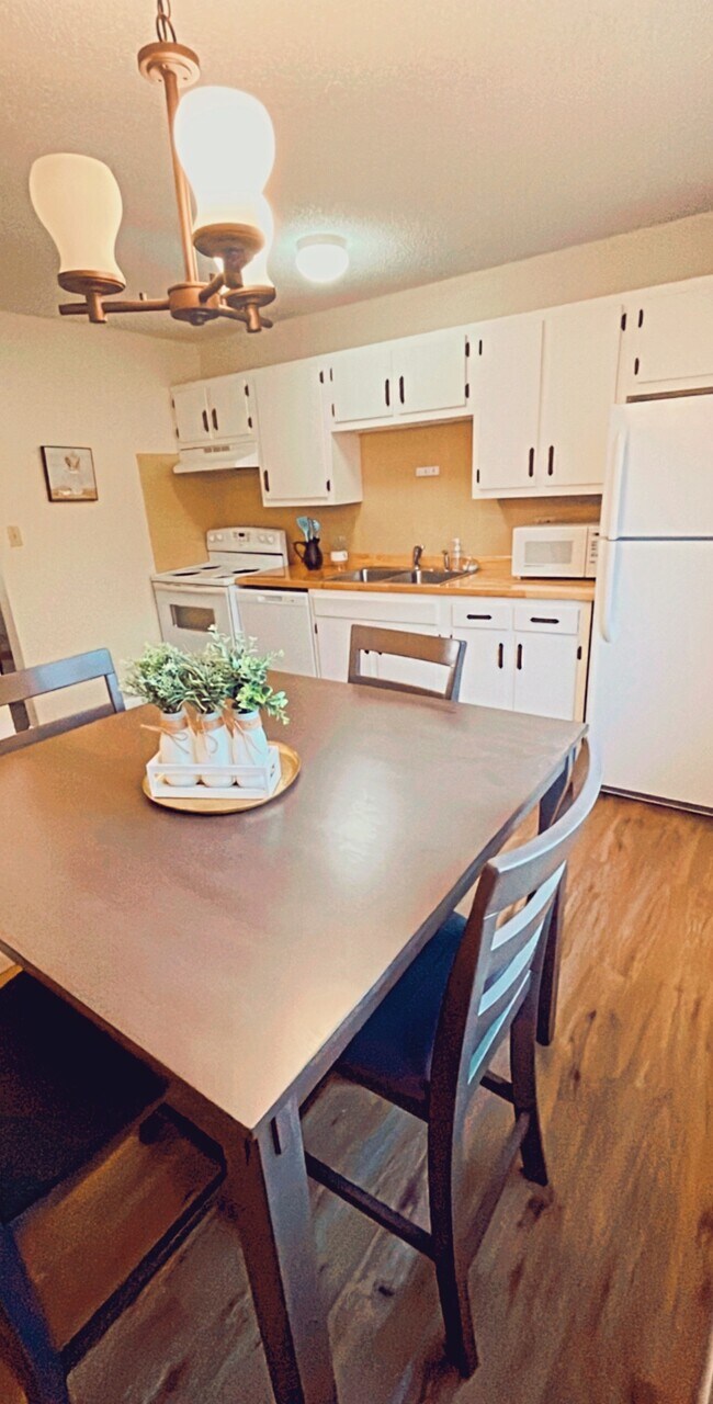 Foto del edificio - 2104 Elm Ln