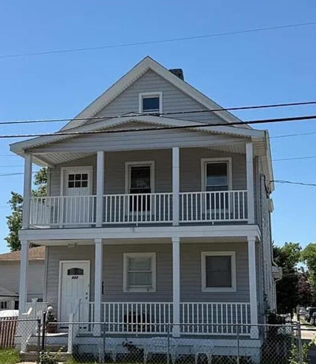 Building Photo - 832 Paterson Ave