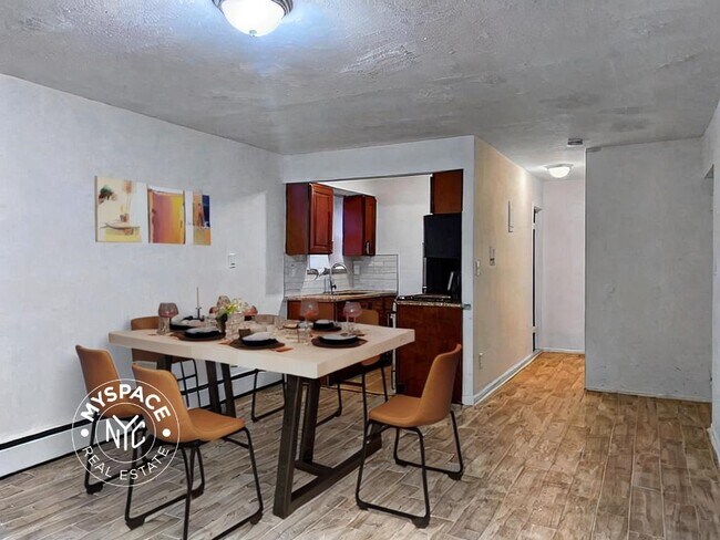 Foto del edificio - 8706 Dumont Ave