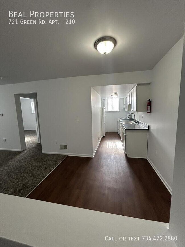 Foto del edificio - 721 Green Rd