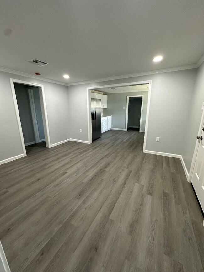 Building Photo - Completed Renovated 4 bedroom home availab...
