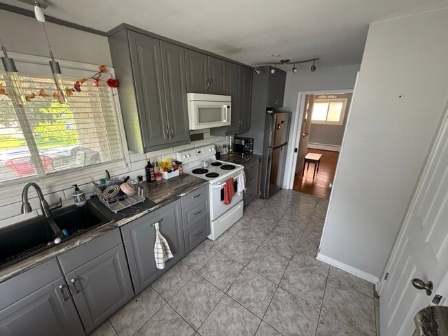 Building Photo - FOR RENT: 3 Bed 1 Bath