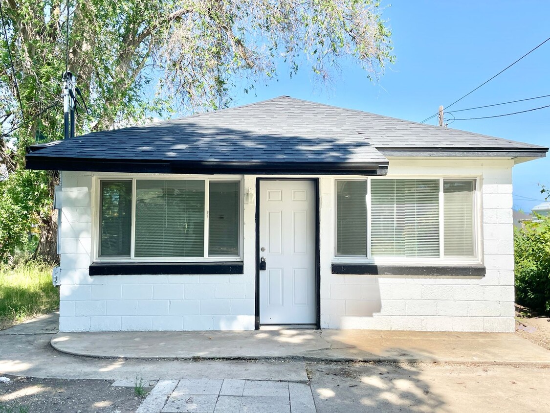 Primary Photo - Darling Cottage with Huge Yard!