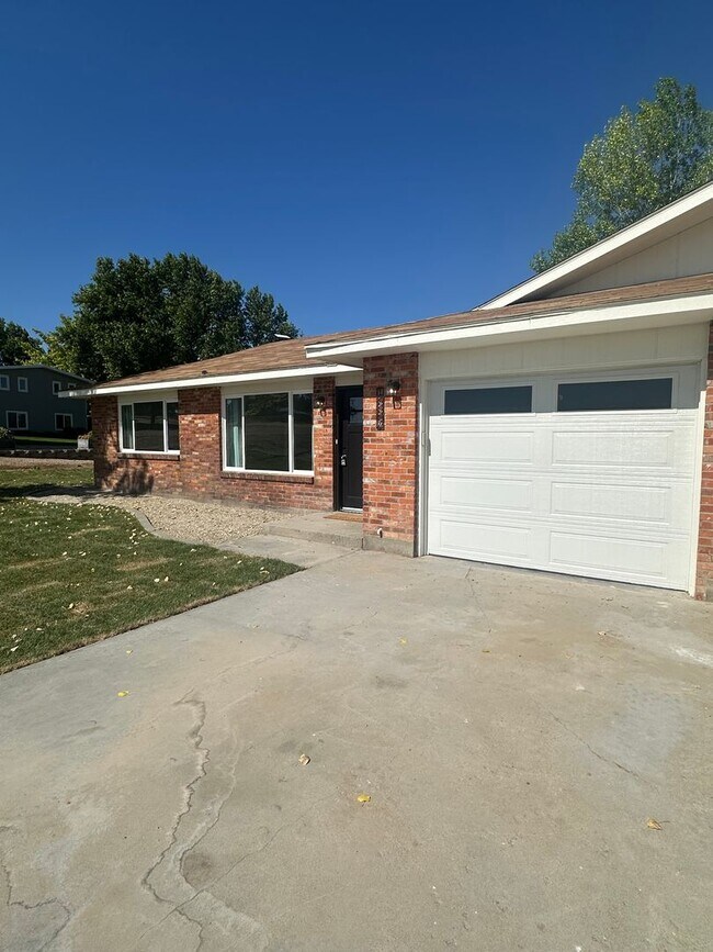 Building Photo - Style and Class....2 Bedroom, 1 bath , 1 C...