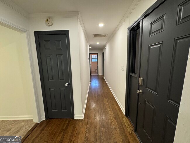 Building Photo - 995 Fleetwood Cir SW
