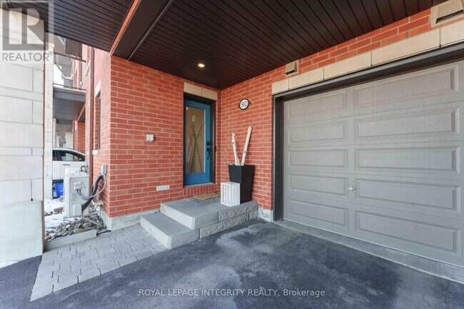 Building Photo - 502 Labrador Cres