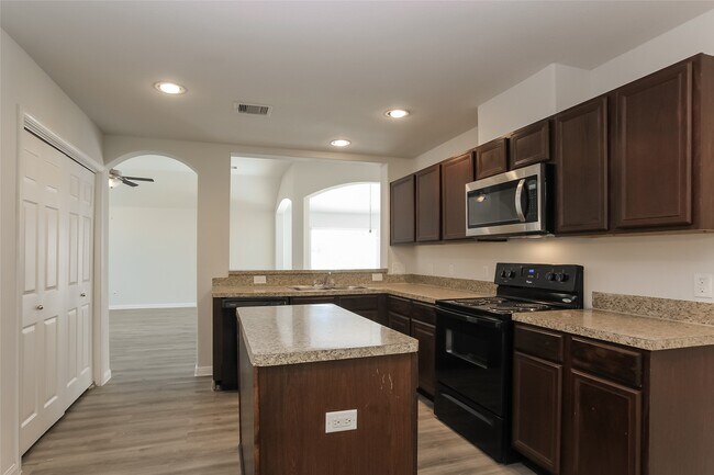 Foto del edificio - 13401 Raintree Dr