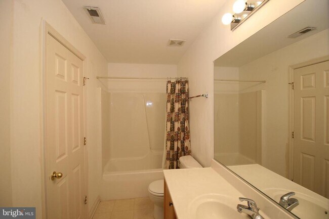 Building Photo - 153 Fieldstone Ct