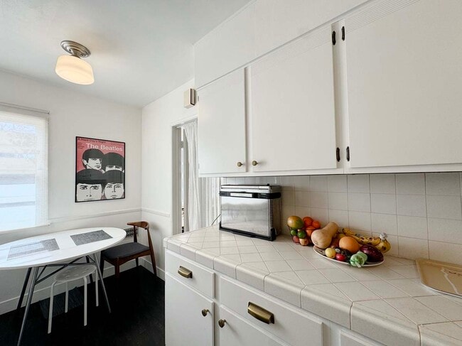 full kitchen with breakfast nook - 4717 Druid St