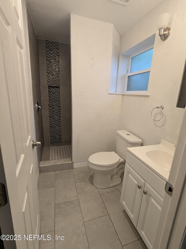 Building Photo - 1053 Kenmore St