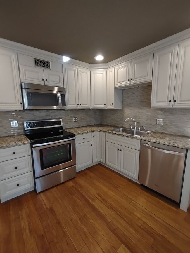Building Photo - Beautiful End Unit Townhome in Park Place!