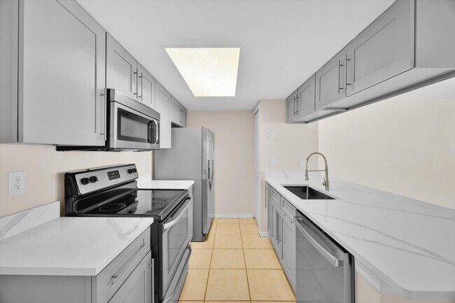 Foto del edificio - 2035 Royal Bay Blvd