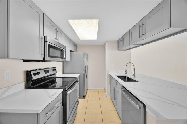 Building Photo - 2035 Royal Bay Blvd