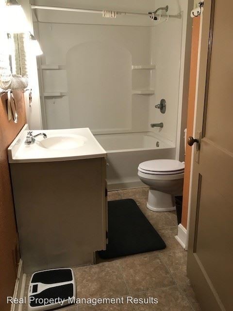 Building Photo - 703 S Bennighof Ave