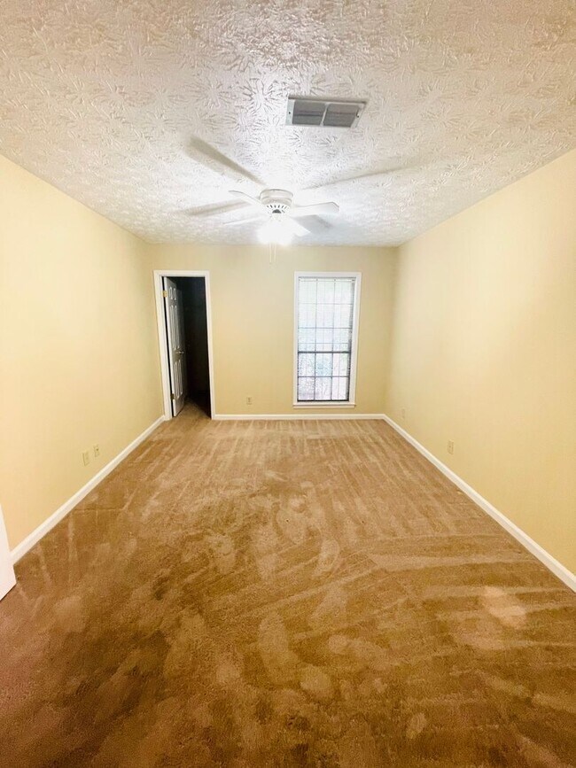 Foto del edificio - ** 3 bedroom 2 bath located in Sutton Plac...