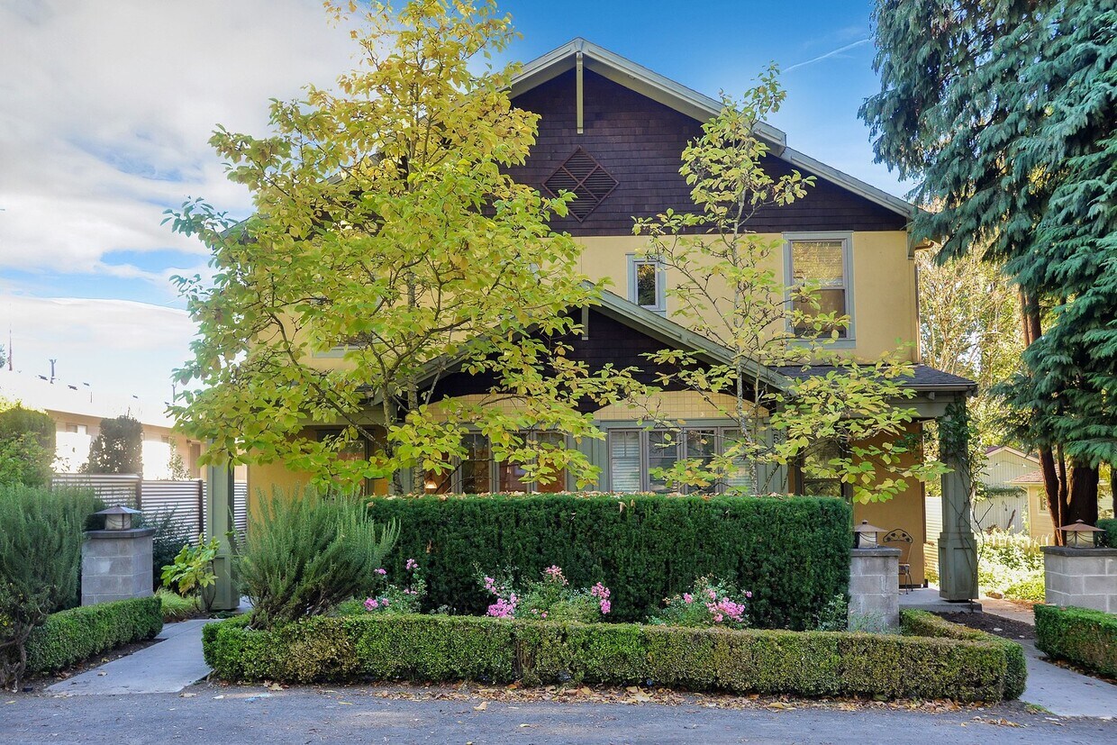 Charming Duplex in the Heart of Lake Oswego House Rental in Lake