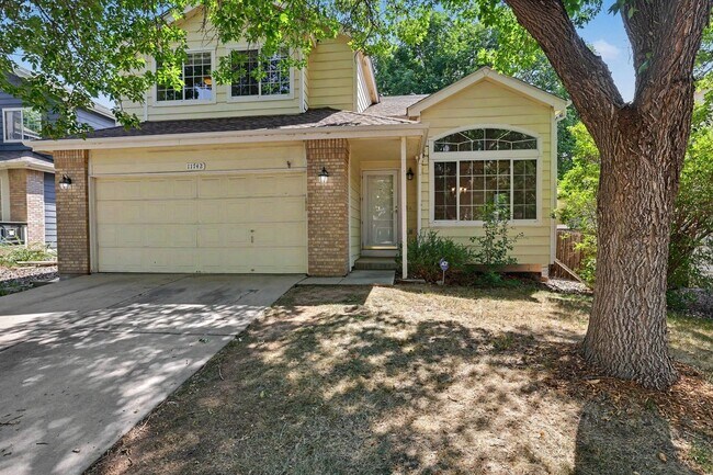 Foto del edificio - Spacious 5 Bedroom Home with Fenced Yard & 2 Car Garage