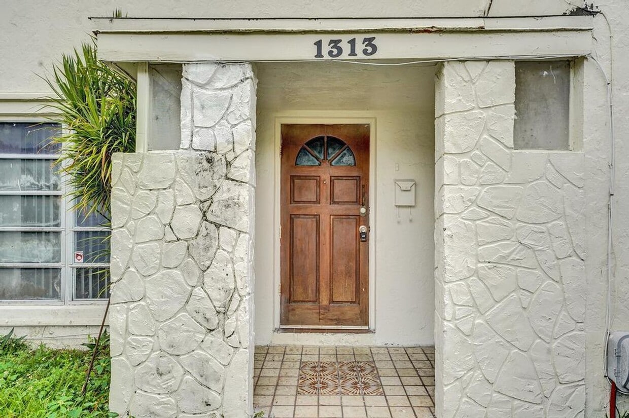 3 BR / 3 BA + Patio + Parking AVAIL 8/1 - 3 BR / 3 BA + Patio + Parking AVAIL 8/1