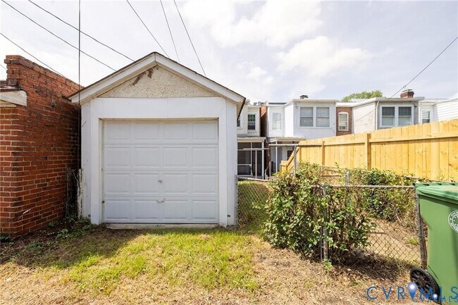 Foto del edificio - 2302 Maplewood Ave