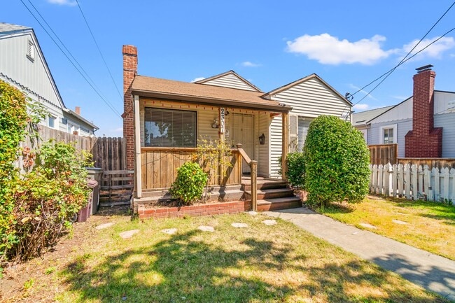 Building Photo - Charming Oakland Oasis with Detached Works...