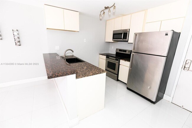 Foto del edificio - 600 NE 36th St