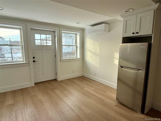 Building Photo - 126 E Main St