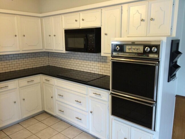 Building Photo - 1707 Dogwood Dr