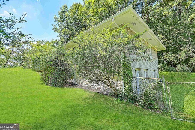 Building Photo - 2165 Pemberton Rd SW