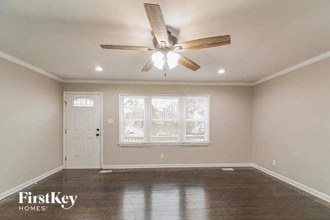 Building Photo - 401 Sparella St