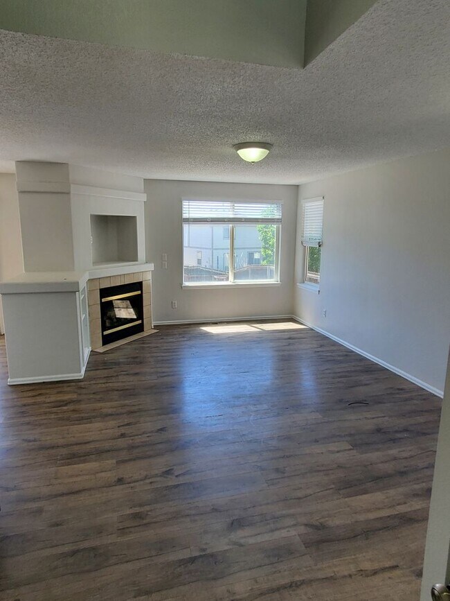 Foto del edificio - 4 bed 3 bath home in Aurora