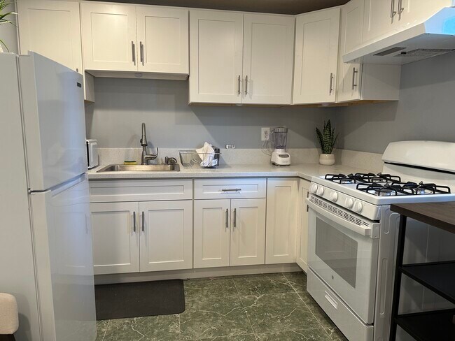 COCINA TOTALMENTE NUEVA - 13601 Oxford Ct