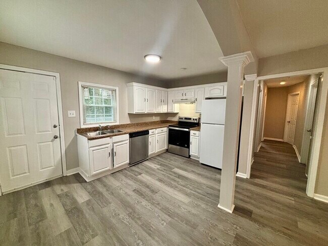 Building Photo - 6161 Susan Ln